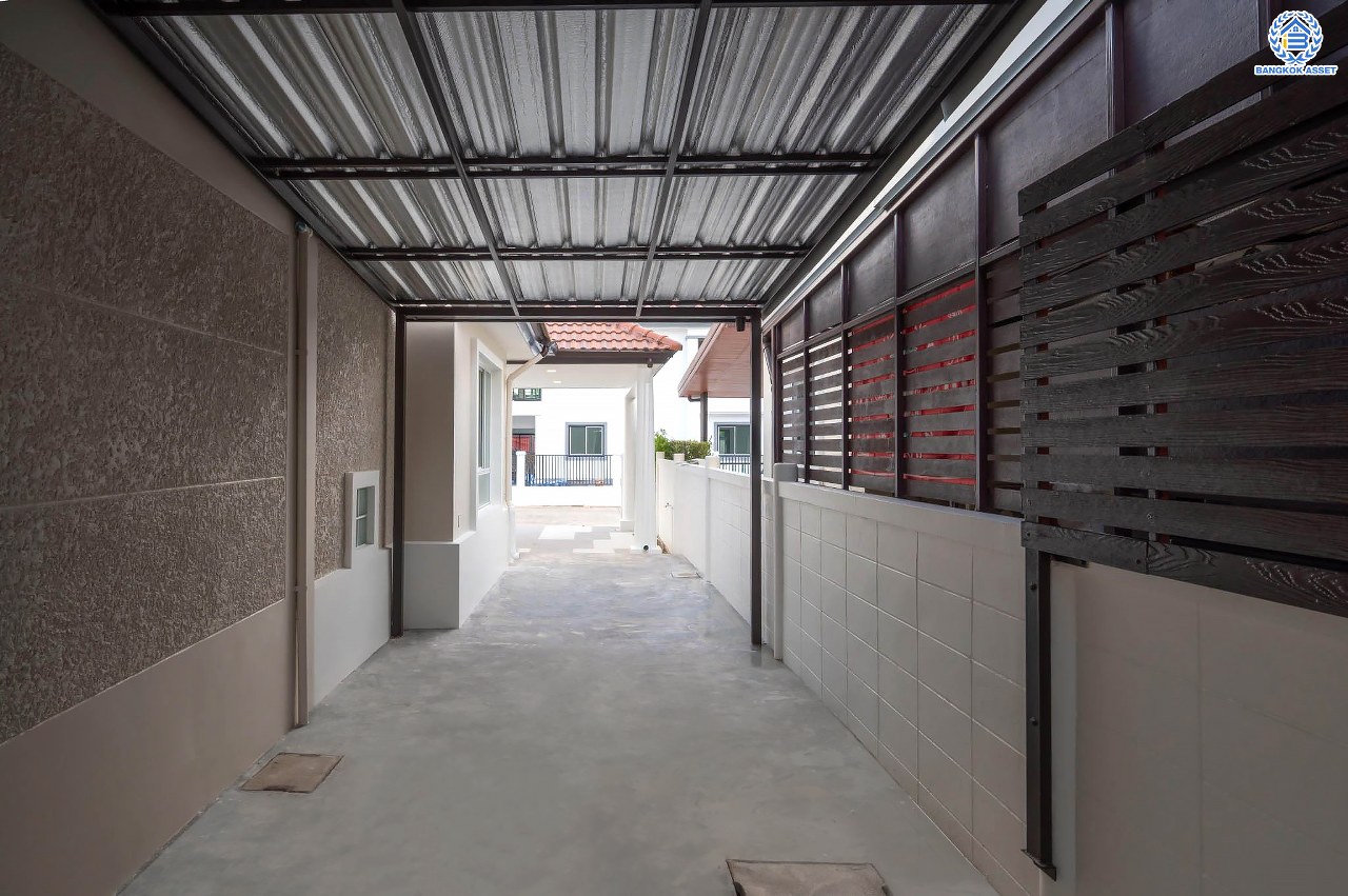 บ้านมือสองตกแต่งใหม่ โครงการ ชวนชื่น กรีนบาวด์ เนื้อที่ 54 ตร.ว. ฟังก์ชัน 3 ห้องนอน 3 ห้องน้ำ 1 ห้องอเนกประสงค์ จอดรถได้ 2 คัน บรรยากาศเงียบสงบเป็นส่วนตัว สิ่งอำนวยความสะดวกมากมาย! บนทำเลศักยภาพ หน้าโครงการติดถนนใหญ่ ใกล้จุดขึ้นทางด่วน "ศรีสมาน"